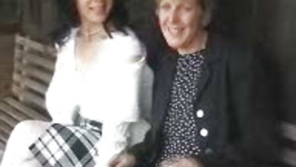 MILF ხვდება ბიჭს საძინებელში, რათა გაატაროს მშვიდი დრო სიამოვნებით