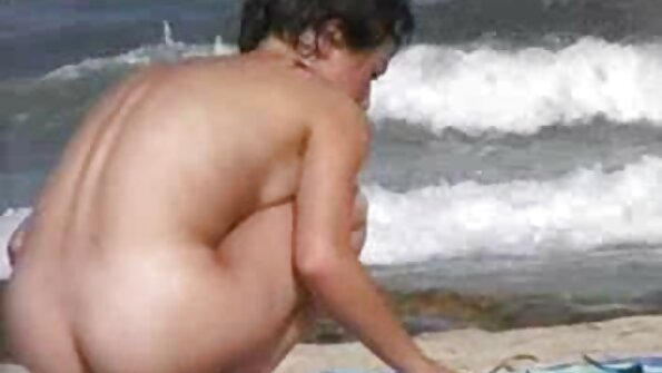 ექიმი მკურნალობს ავადმყოფს თავისი უზარმაზარი მამლით