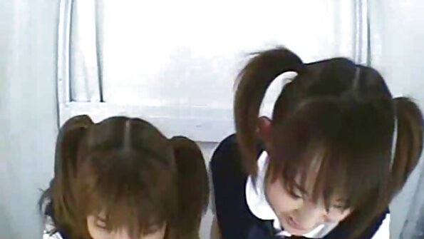 მსუქანი ძველი ბებია, ბუნებრივი ძუძუებით, დივანზე ძნელია