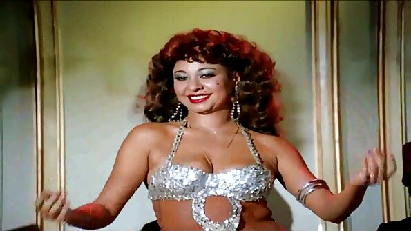 მყარი ბედნიერი დასასრული ლამაზი მოზარდისთვის მის მაგიდაზე