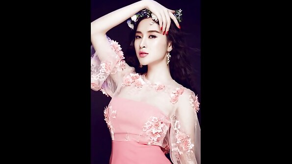 მამაკაცი აჩვენებს GF– ის მშვენიერ უკანალს კამერაზე და ეჩხუბება მას