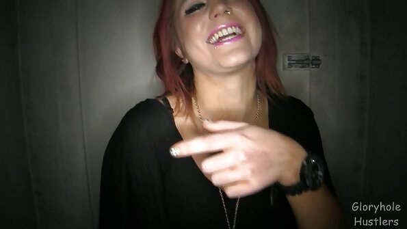 მასაჟისტი აჭიანურებს გულგრილ კლიენტს თავისი გრძელი ჯოხის გამოყენებით