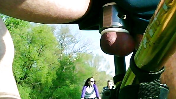 შეყვარებული მელნის შავგვრემანს და მის ქერა მეგობარს აუზთან ერთად ეხვევა