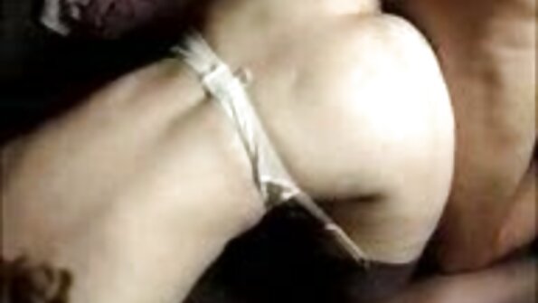 მასიურად სექსუალური თეთრი ტრაკი გახსნილია დიდი შავი მამლის მიერ