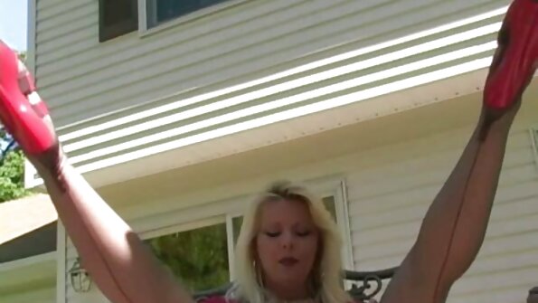 რძის კაცი და ქერა რძალი აბაზანის იატაკზე ეშვებიან